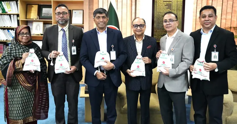 বিমানের উপহার সামগ্রী হস্তান্তর অনুষ্ঠান